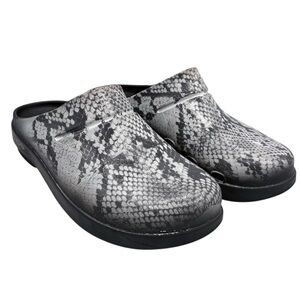 Oofos Oocloog Womens Size 9 Black Gray Snakeskin Recovery Shoes Limited Edition